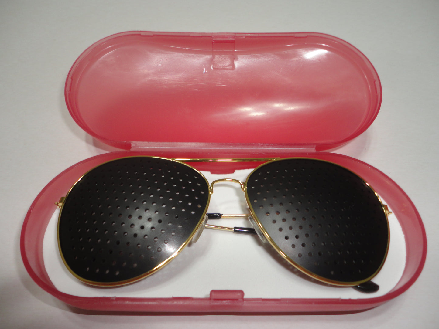 Anteojos Estenopeicos Dorados