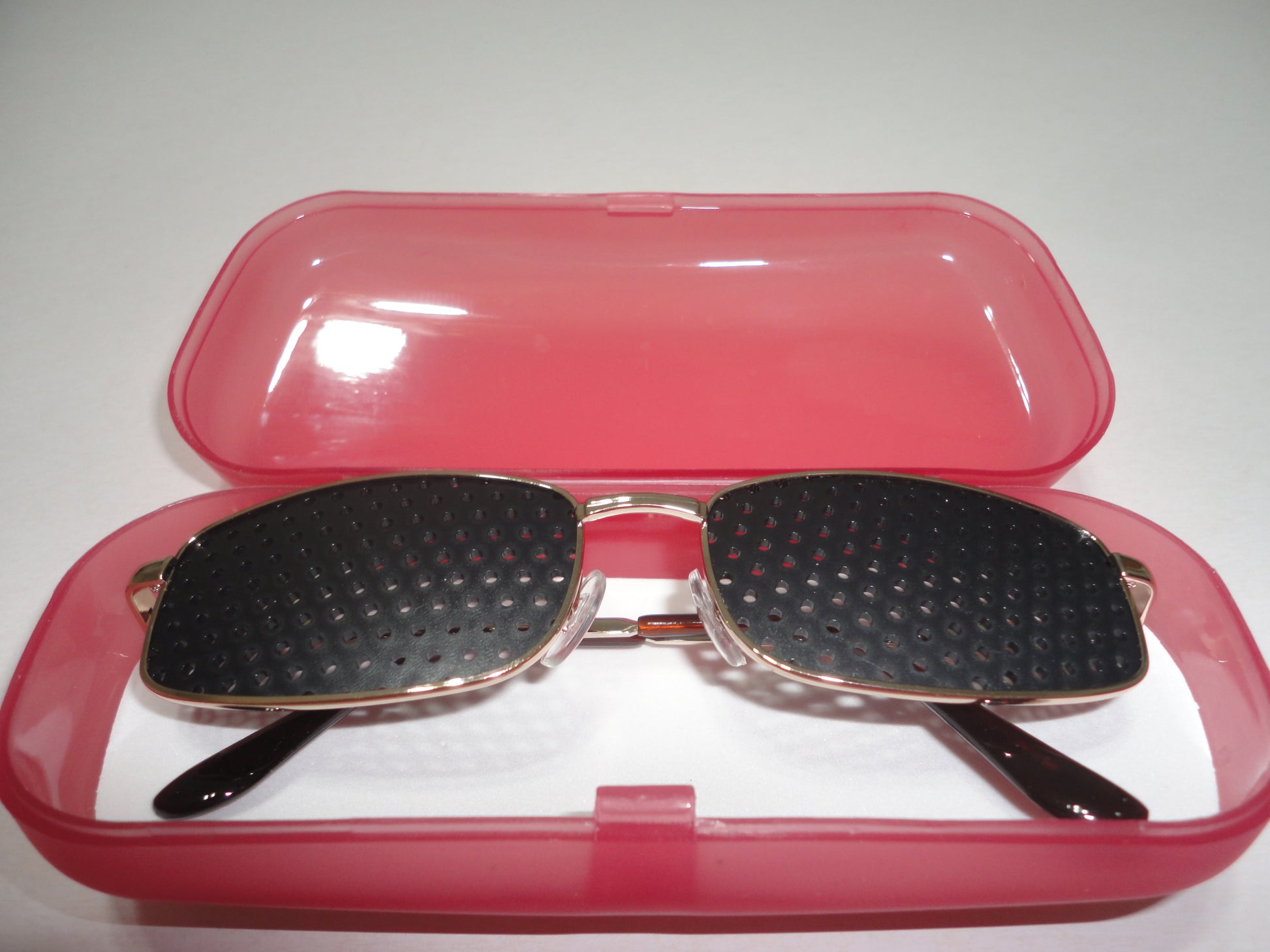 Anteojos Estenopeicos Sencillos – Pinhole Glasses